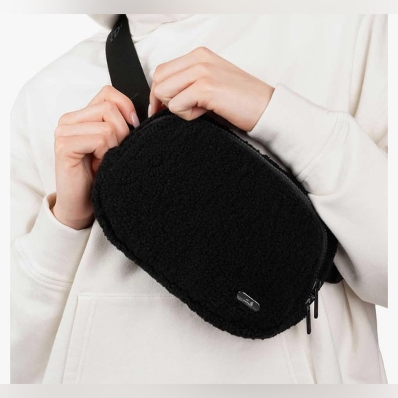 NWOT - lolë black sherpa belt bag - Picture 6 of 6